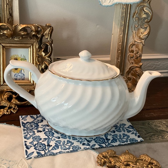 Arthur Wood & Son Elegant White Teapot with Gold Trim - Picture 3 of 8